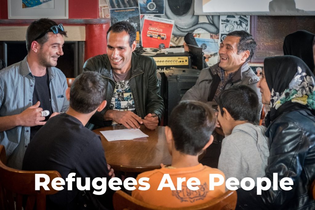Le nostre interazioni con i profughi sono spesso condizionate da una narrazione limitata, che spesso li porta a sentirsi semplicemente ‘altri’. Con le nostre attività sensibilizziamo vari gruppi di persone sui pregiudizi che si portano dentro e cerchiamo di abbattere le disuguaglianze che i profughi si trovano ad affrontare ogni giorno. Puoi saperne di più qui.