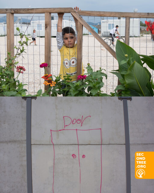📖 2016 & 2022 - Second Tree Archives
📍 Katsikas Refugee Camp, Northern Greece in its early days & after the building of a wall around the camp in 2022.
Link in bio to find out more about the programmes we run in Greek refugee camps.
#ioannina #withrefugees #archive #2016 #2022 #refugeesarepeople